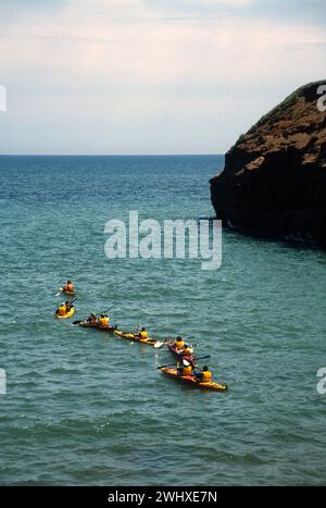 Kayak et exploration des falaises de grès rouge des Îles de Madelaine, Îles de la Madelaine, Québec, dans le golfe du Saint-Laurent. Banque D'Images