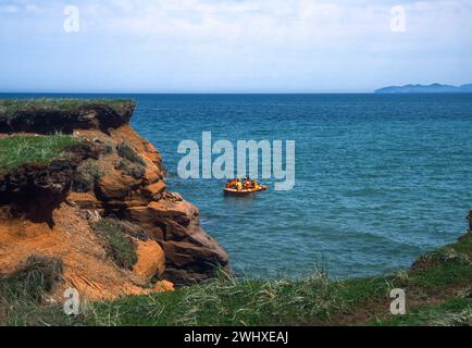 Kayak et exploration des falaises de grès rouge des Îles de Madelaine, Îles de la Madelaine, Québec, dans le golfe du Saint-Laurent. Banque D'Images