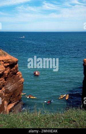 Kayak et exploration des falaises de grès rouge des Îles de Madelaine, Îles de la Madelaine, Québec, dans le golfe du Saint-Laurent. Banque D'Images