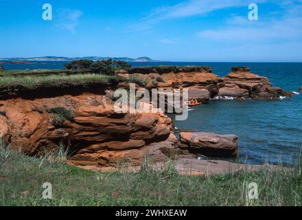 Kayak et exploration des falaises de grès rouge des Îles de Madelaine, Îles de la Madelaine, Québec, dans le golfe du Saint-Laurent. Banque D'Images