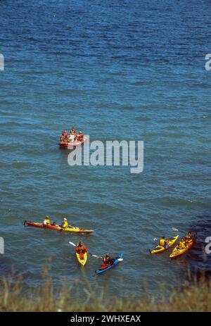 Kayak et exploration des falaises de grès rouge des Îles de Madelaine, Îles de la Madelaine, Québec, dans le golfe du Saint-Laurent. Banque D'Images