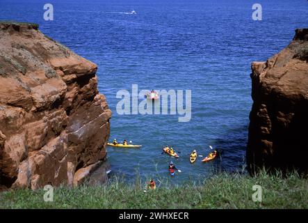 Kayak et exploration des falaises de grès rouge des Îles de Madelaine, Îles de la Madelaine, Québec, dans le golfe du Saint-Laurent. Banque D'Images