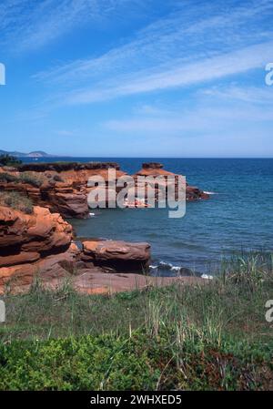 Kayak et exploration des falaises de grès rouge des Îles de Madelaine, Îles de la Madelaine, Québec, dans le golfe du Saint-Laurent. Banque D'Images