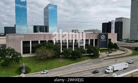 13 octobre 2023 : Lakewood Church est une mégachurch chrétienne évangélique non confessionnelle située juste à l'ouest du centre-ville de Houston, Texas. Elle est l'une des plus grandes congrégations des États-Unis, avec une moyenne d'environ 45 000 participants par semaine. C'est également la maison des ministères d'Osteen et est dirigé par le pasteur principal Joel Osteen et sa femme, Victoria, qui est co-pasteur. (Crédit image : © Scott Coleman/ZUMA Press Wire) USAGE ÉDITORIAL SEULEMENT! Non destiné à UN USAGE commercial ! Banque D'Images