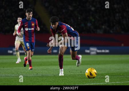 Gérone, Espagne. 11 février 2024. BARCELONE, ESPAGNE - 11 FÉVRIER : Lamine Yamal du FC Barcelone pilote le ballon lors du match entre le FC Barcelone et Grenade dans le cadre de la Liga au stade olympique Lluís Companys le 11 février 2024 à Gérone, Espagne. (Photo de Sara Aribó/PxImages) crédit : Px images/Alamy Live News Banque D'Images