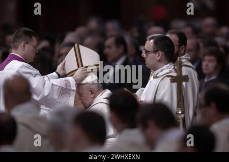 Cité du Vatican, Vatican, 11 février 2024. Le pape François préside la cérémonie de canonisation de la nouvelle sainte Argentine, María Antonia de Paz y Figueroa, en préparation Basilique Pierre au Vatican. Maria Grazia Picciarella/Alamy Live News Banque D'Images