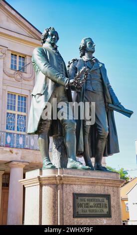 Goethe et Schiller monument en face du Théâtre national de Weimar Banque D'Images