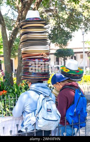 Vendeurs de chapeaux masculins à Central Park, Antigua, département de Sacatepéquez, République du Guatemala Banque D'Images