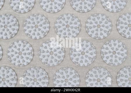 Gros plan du tapis d'acupression orthopédique pour le massage de santé de soi à la maison et à l'intérieur Banque D'Images