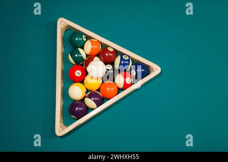 Boules d'accessoires de billard et queue sur une table de billard Banque D'Images