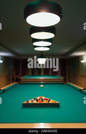 Boules d'accessoires de billard et queue sur une table de billard Banque D'Images