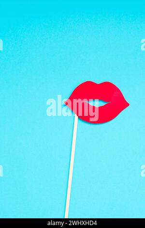 La cabine photo en papier rouge soutient les lèvres féminines Banque D'Images