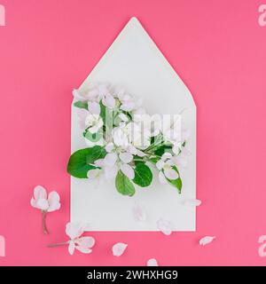 Concept de lettre d'amour avec enveloppe et fleurs Banque D'Images