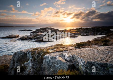 Soleil au coucher du soleil sur la plage rocheuse en été Banque D'Images