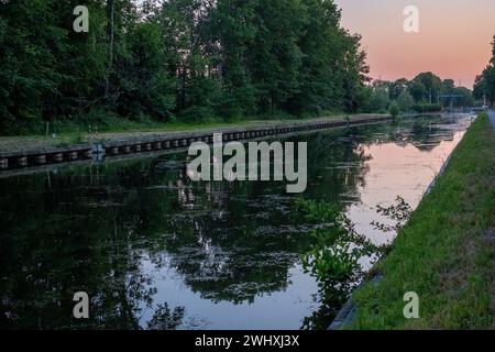 Spectaculaire ciel violet-rose se reflétant sur la rivière Banque D'Images