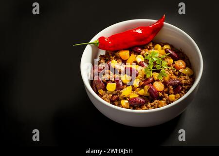Chili con Carne sur noir Banque D'Images