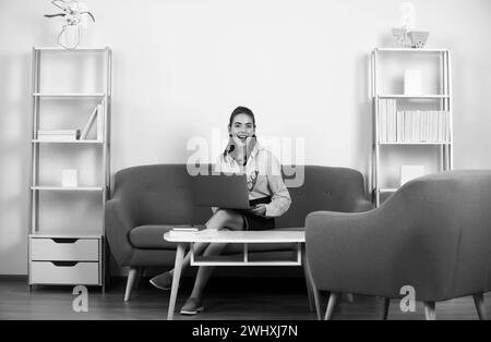 Femme d'affaires entrepreneur travaillant au bureau, employée professionnelle sur le lieu de travail. Jeune belle fille secrétaire travaillant sur un ordinateur portable au bureau dans un Banque D'Images