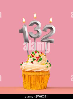 Numéro 132 bougie avec cupcake - carte d'anniversaire Banque D'Images