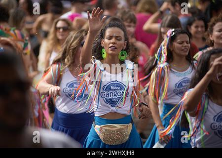 Franca, Brésil. 11 février 2024. Les fêtards participent à la procession du carnaval au rythme du maracatu depuis le bloc Cangoma à Franca, Sao Paulo, Brésil, le 11 février 2024. (Photo par Igor do Vale/Sipa USA) crédit : Sipa USA/Alamy Live News Banque D'Images