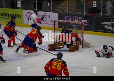 Cardiff, 11 février 2024. Action devant le but roumain lors de leur match contre la Grande-Bretagne dans le tournoi de qualification olympique de hockey sur glace au Vindico Arena, Cardiff. Crédit : Colin Edwards/Alamy Live News. Banque D'Images