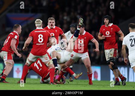 Twickenham, Royaume-Uni. 10 février 2024. Freddie Steward of England (c) tombe à terre alors qu'il saute pour attraper une balle haute. Match du championnat Guinness six Nations 2024, Angleterre - pays de Galles au Twickenham Stadium à Twickenham, Middlesex le samedi 10 février 2024. Usage éditorial exclusif. photo par Andrew Orchard/Andrew Orchard photographie sportive/ Alamy Live News crédit : Andrew Orchard photographie sportive/Alamy Live News Banque D'Images