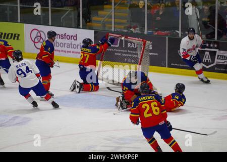 Cardiff, 11 février 2024. Vladislav Teamriuc jouant pour la Roumanie, frappant le but contre la Grande-Bretagne dans un match de qualification olympique de hockey sur glace au Vindico Arena, Cardiff. Crédit : Colin Edwards/Alamy Live News. Banque D'Images