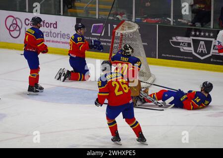 Cardiff, 11 février 2024. Vladislav Teamriuc jouant pour la Roumanie frappant le but de son mouillage contre la Grande-Bretagne dans un match de qualification olympique de hockey sur glace au Vindico Arena, Cardiff. Crédit : Colin Edwards/Alamy Live News. Banque D'Images