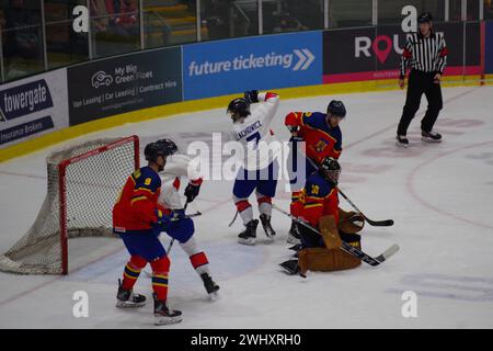 Cardiff, 11 février 2024. La Grande-Bretagne marque contre la Roumanie dans un match de qualification olympique de hockey sur glace au Vindico Arena, Cardiff. Crédit : Colin Edwards/Alamy Live News. Banque D'Images