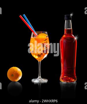 Bouteille Spritz Aperol avec orange et paille Banque D'Images