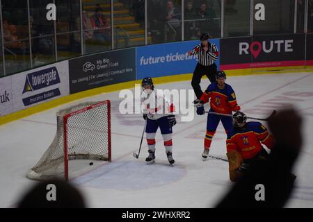 Cardiff, 11 février 2024. La Grande-Bretagne marque contre la Roumanie dans un match de qualification olympique de hockey sur glace au Vindico Arena, Cardiff. Crédit : Colin Edwards/Alamy Live News. Banque D'Images