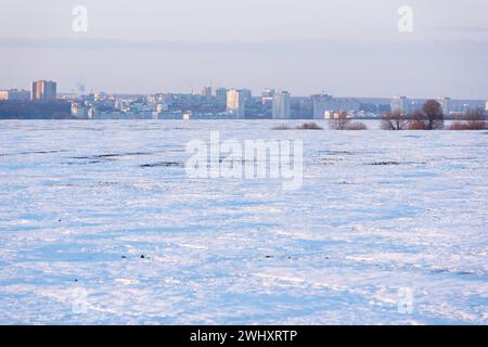 Panorama de la ville et paysage de champ enneigé Banque D'Images