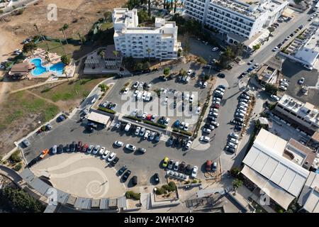 Vue aérienne de dessus de drone du parking. Véhicules garés dans une rangée sur la rue parc extérieur Banque D'Images