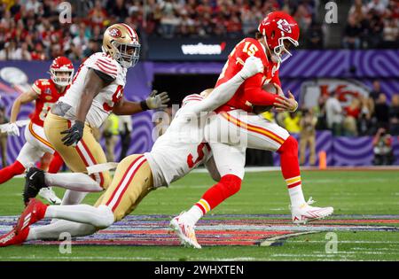 Las Vegas, États-Unis. 11 février 2024. Patrick Mahomes (15 ans), le quarterback des Chiefs du Kansas City Chiefs, est limogé par Randy Gregory (5 ans) du linebacker des 49ers de San Francisco lors du premier quart-temps du Super Bowl LVIII au stade Allegiant de Las Vegas, Nevada, le dimanche 11 février 2024. Photo de John Angelillo/UPI crédit : UPI/Alamy Live News Banque D'Images