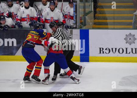 Cardiff, 11 février 2024. Herman Johansen et Joni Pekkala rompent un combat entre Vladislav Teamriuc jouant pour la Roumanie et Evan Mosey jouant pour la Grande-Bretagne dans un match de qualification olympique de hockey sur glace au Vindico Arena, Cardiff. Crédit : Colin Edwards/Alamy Live News. Banque D'Images