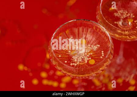 Deux verres de champagne exquis avec des paillettes argentées et des confettis. Banque D'Images