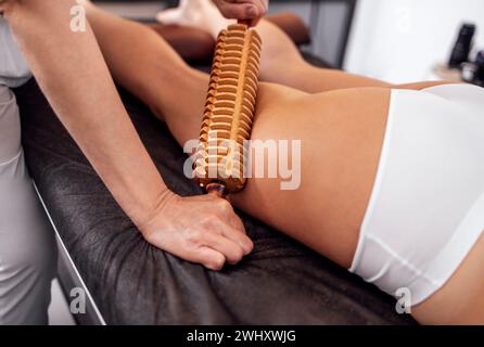 Massage madera. Traitement de massage Maderotherapy anti cellulite avec support en bois Banque D'Images