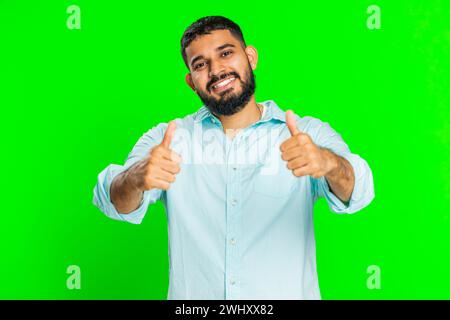 J'aime. L'homme indien lève les pouces est d'accord avec quelque chose ou donne une réponse positive recommande la publicité aime les bons commentaires d'idée, célébrant la victoire de succès. Guy isolé sur fond chroma key Banque D'Images
