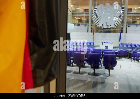 Berlin, Allemagne. 12 février 2024. Vue de la chambre plénière du Bundestag. Le directeur du scrutin fédéral Brand annoncera les résultats provisoires de l'élection immédiatement après la reprise partielle de l'élection du Bundestag à Berlin. Crédit : Jörg Carstensen/dpa/Alamy Live News Banque D'Images