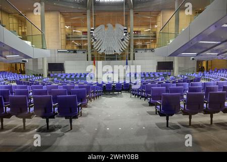 Berlin, Allemagne. 12 février 2024. Vue de la chambre plénière du Bundestag. Le directeur du scrutin fédéral Brand annoncera les résultats provisoires de l'élection immédiatement après la reprise partielle de l'élection du Bundestag à Berlin. Crédit : Joerg Carstensen/dpa/Alamy Live News Banque D'Images