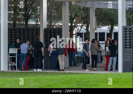 Houston, États-Unis. 11 février 2024. Une femme au début des années 30 a ouvert le feu à Lakewood Church, juste avant 14h00 CT le dimanche 11 février 2024 à Houston, Texas. La méga-église de Joel Olsteen, la plus grande du Texas, commençait tout juste son service espagnol lorsque la fusillade a commencé. Le tireur a été abattu par un officier de la force publique hors service ; elle était accompagnée d'un enfant de 5 ans qui a été abattu et emmené au Texas Children's Hospital. (Photo de Jennifer Lake/Sipa USA) crédit : Sipa USA/Alamy Live News Banque D'Images