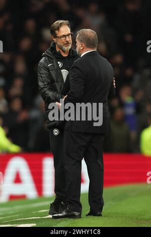 Londres, Royaume-Uni. 11 février 2024. Andrea Maldera, entraîneur adjoint de Brighton & Hove Albion, serre la main à Ange Postecoglou, entraîneur-chef de Tottenham Hotspur à temps plein lors du match de premier League entre Tottenham Hotspur et Brighton et Hove Albion au Tottenham Hotspur Stadium, Londres, Angleterre, le 10 février 2024. Photo de Ken Sparks. Utilisation éditoriale uniquement, licence requise pour une utilisation commerciale. Aucune utilisation dans les Paris, les jeux ou les publications d'un club/ligue/joueur. Crédit : UK Sports pics Ltd/Alamy Live News Banque D'Images