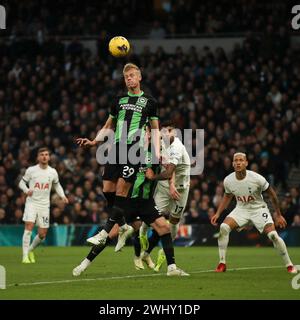 Londres, Royaume-Uni. 11 février 2024. Jan Paul van Hecke de Brighton & Hove Albion est en tête de virage lors du match de premier League entre Tottenham Hotspur et Brighton and Hove Albion au Tottenham Hotspur Stadium, Londres, Angleterre, le 10 février 2024. Photo de Ken Sparks. Utilisation éditoriale uniquement, licence requise pour une utilisation commerciale. Aucune utilisation dans les Paris, les jeux ou les publications d'un club/ligue/joueur. Crédit : UK Sports pics Ltd/Alamy Live News Banque D'Images