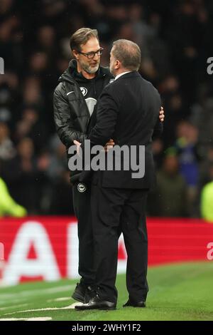 Londres, Royaume-Uni. 11 février 2024. Andrea Maldera, entraîneur adjoint de Brighton & Hove Albion, serre la main à Ange Postecoglou, entraîneur-chef de Tottenham Hotspur à temps plein lors du match de premier League entre Tottenham Hotspur et Brighton et Hove Albion au Tottenham Hotspur Stadium, Londres, Angleterre, le 10 février 2024. Photo de Ken Sparks. Utilisation éditoriale uniquement, licence requise pour une utilisation commerciale. Aucune utilisation dans les Paris, les jeux ou les publications d'un club/ligue/joueur. Crédit : UK Sports pics Ltd/Alamy Live News Banque D'Images