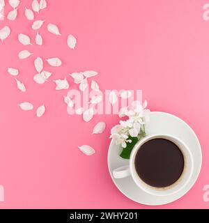 Pose plate de pétales de café et de fleurs blanches Banque D'Images