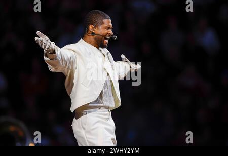 Las Vegas, États-Unis. 11 février 2024. La tête d'affiche du Super Bowl LVIII Halftime Show Usher se produit au stade Allegiant de Las Vegas, Nevada, le dimanche 11 février 2024. Photo de John Angelillo/UPI crédit : UPI/Alamy Live News Banque D'Images