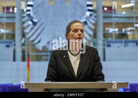 Berlin, Allemagne. 12 février 2024. La directrice du scrutin fédérale Ruth Brand annonce les résultats provisoires de l'élection à la suite de la reprise partielle de l'élection du Bundestag à Berlin. Crédit : Joerg Carstensen/dpa/Alamy Live News Banque D'Images