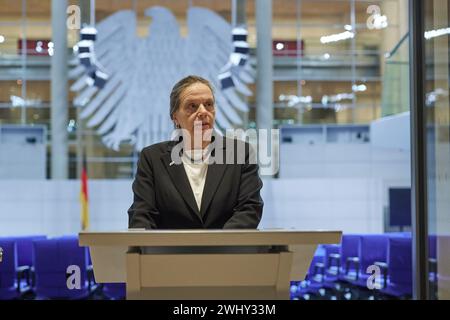 Berlin, Allemagne. 12 février 2024. La directrice du scrutin fédérale Ruth Brand annonce les résultats provisoires de l'élection à la suite de la reprise partielle de l'élection du Bundestag à Berlin. Crédit : Jörg Carstensen/dpa/Alamy Live News Banque D'Images