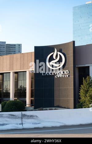 Houston, États-Unis. 11 février 2024. Une femme au début des années 30 a ouvert le feu à Lakewood Church, juste avant 14h00 CT le dimanche 11 février 2024 à Houston, Texas. La méga-église de Joel Olsteen, la plus grande du Texas, commençait tout juste son service espagnol lorsque la fusillade a commencé. Le tireur a été abattu par un officier de la force publique hors service ; elle était accompagnée d'un enfant de 5 ans qui a été abattu et emmené au Texas Children's Hospital. (Photo de Jennifer Lake/Sipa USA) crédit : Sipa USA/Alamy Live News Banque D'Images