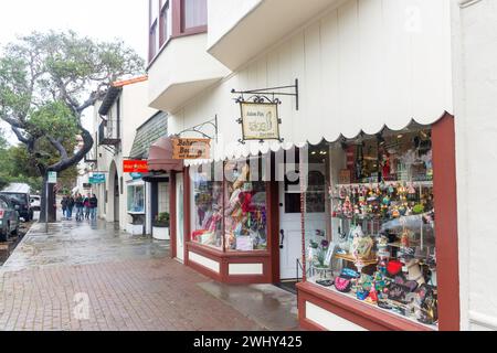Magasins et boutiques sur Ocean Avenue, Carmel-by-the-Sea, comté de Monterey, Californie, États-Unis d'Amérique Banque D'Images