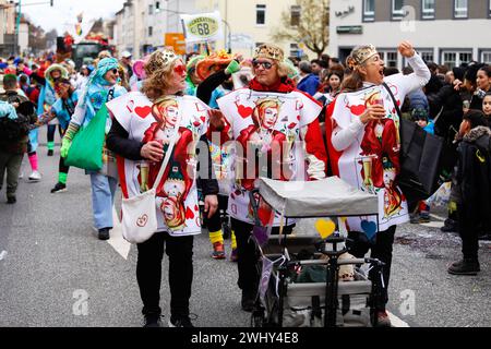 Giessen, Allemagne. 11 février 2024. Les participantes sont vues lors de la Journée du Carnaval des femmes. Les participants au carnaval défilent dans la vieille ville de Giessen pendant la Journée du carnaval des femmes, également connue sous le nom de Weiberfastnacht. (Photo de Mohammad Javad Abjoushak/SOPA images/Sipa USA) crédit : Sipa USA/Alamy Live News Banque D'Images